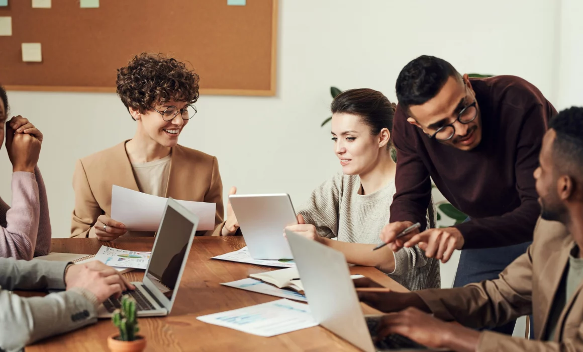 les collégues autour de table avec ordinateurs conseil CSRD